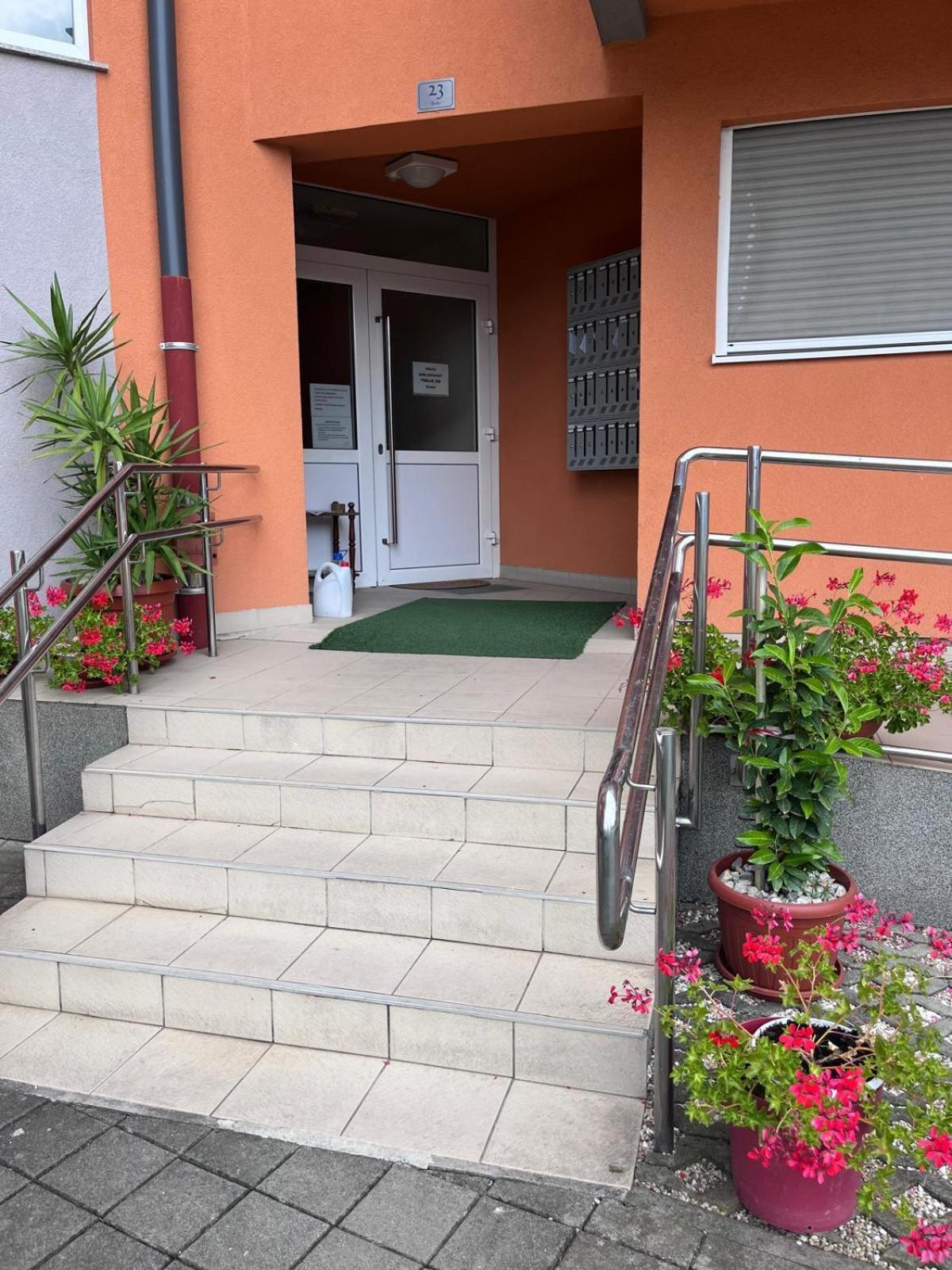 Studio Apartman - Sweet&Little Vrbovec エクステリア 写真